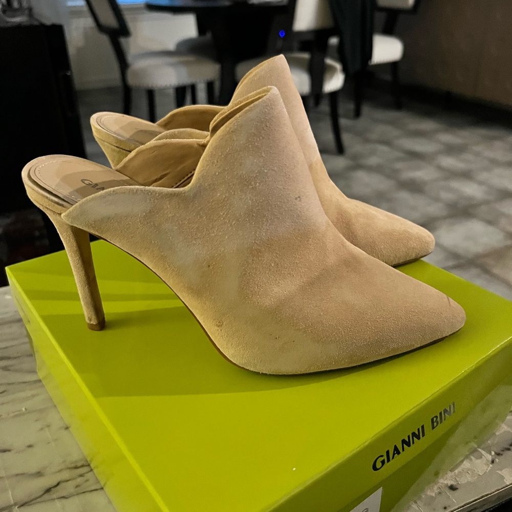 Gianni Bini Women's Tan Heeled Mules